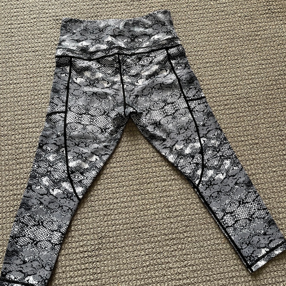 Zyia Women's Leggings, size 6-8, black and white print
